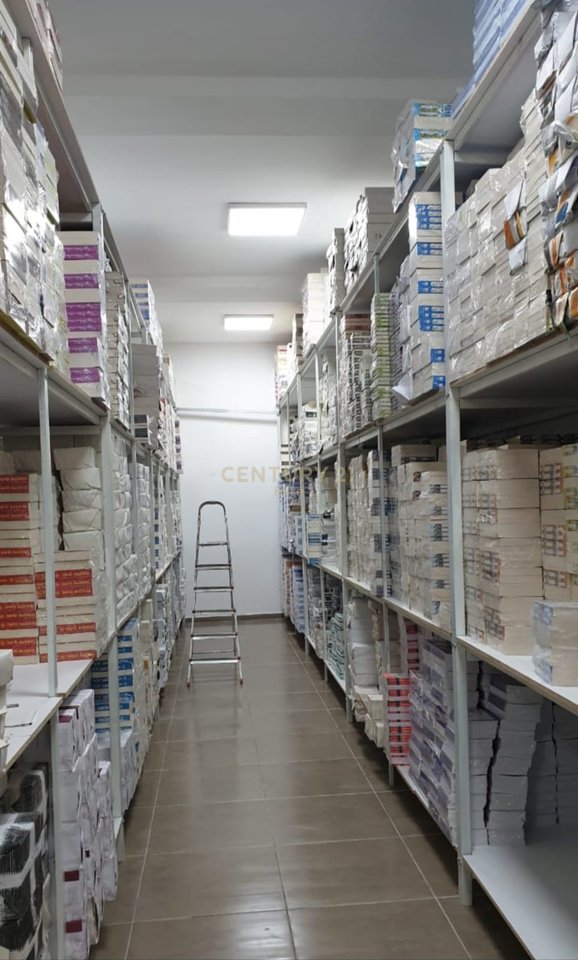 Unità di Servizio in Vendita – Spazio Multifunzionale vicino al Ristorante Fresku.