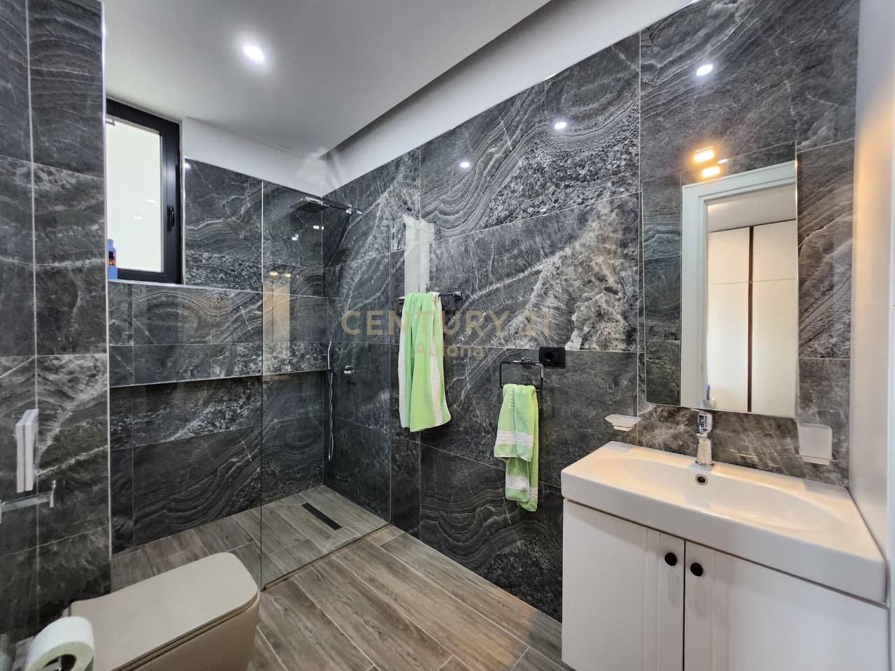 Appartamento 2+1 con cortile e vista mare completa