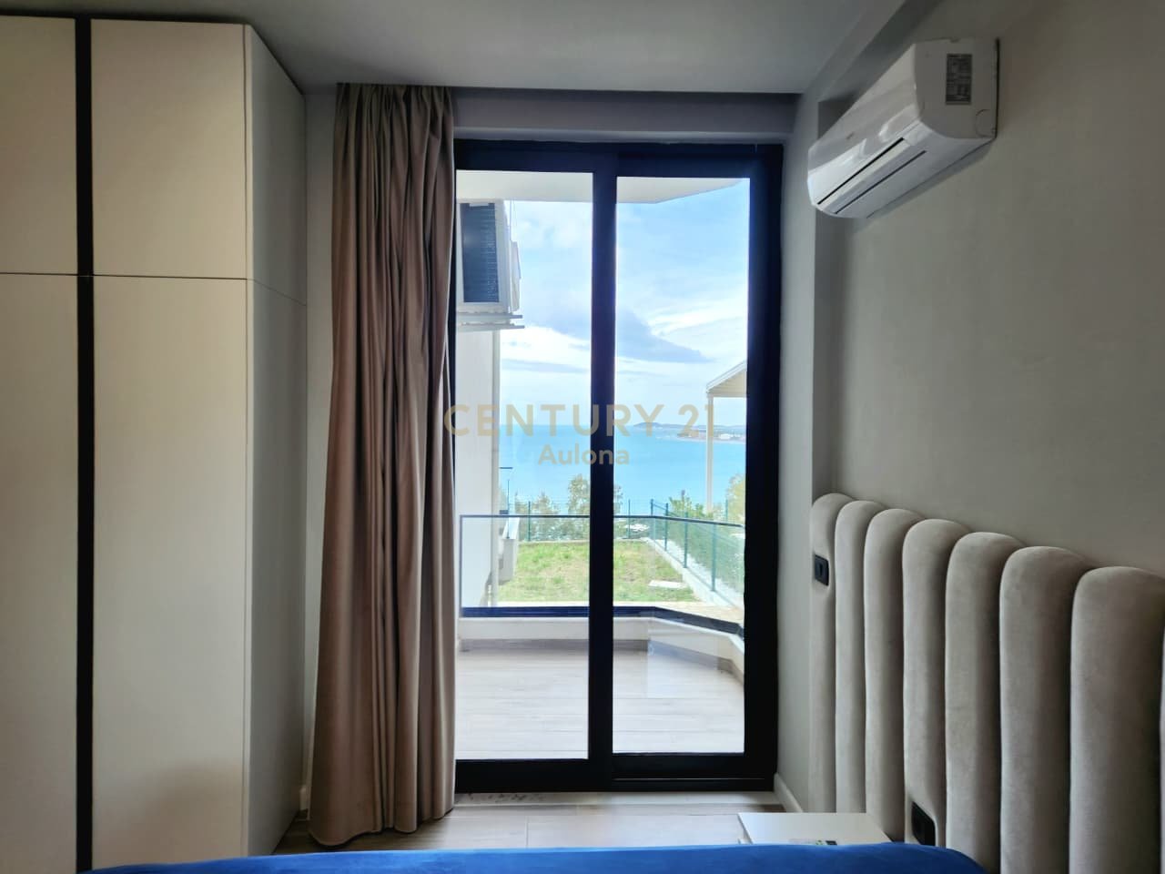 Appartamento 2+1 con cortile e vista mare completa