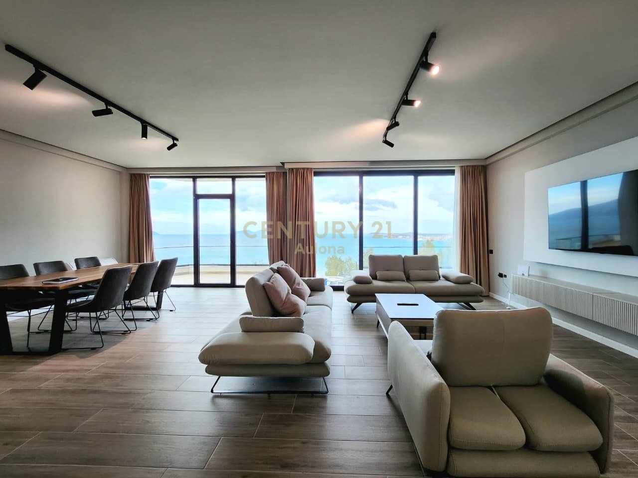 Appartamento 2+1 con cortile e vista mare completa