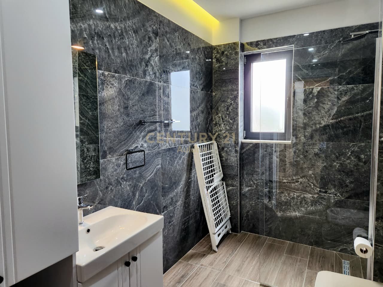 Appartamento 2+1 con cortile e vista mare completa