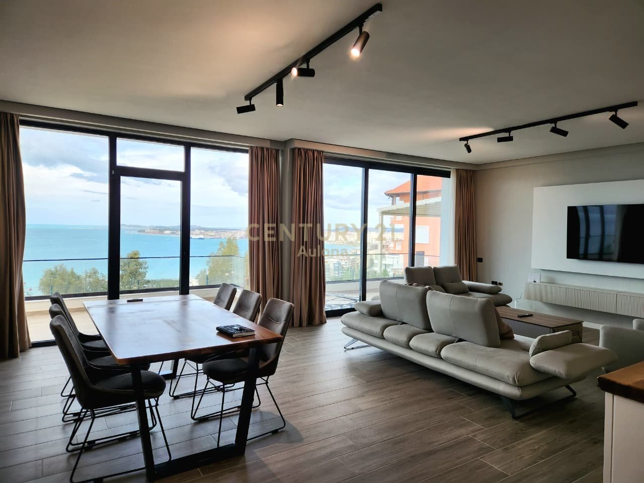 Appartamento 2+1 con cortile e vista mare completa