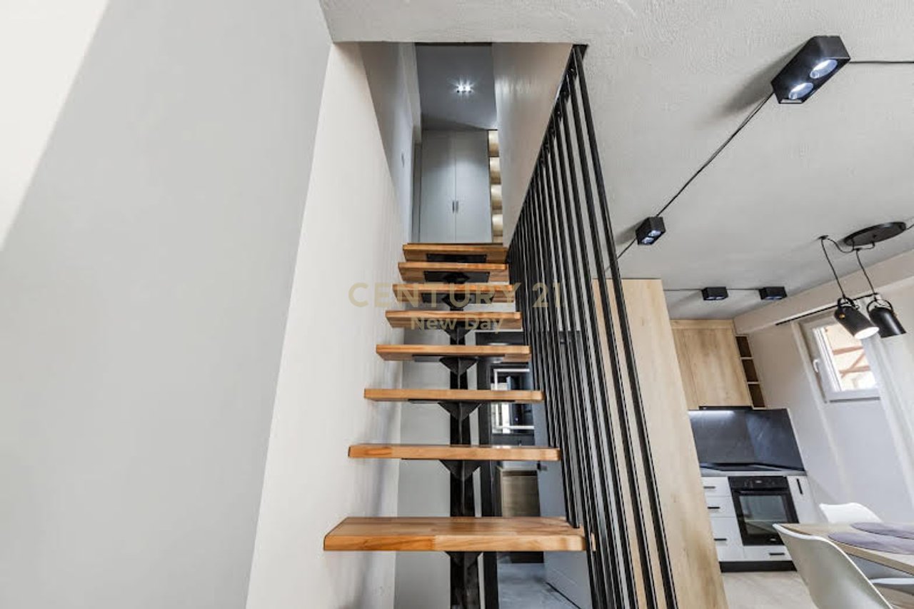 Duplex per shitje ne Shkembin e Kavajes me pamje deti