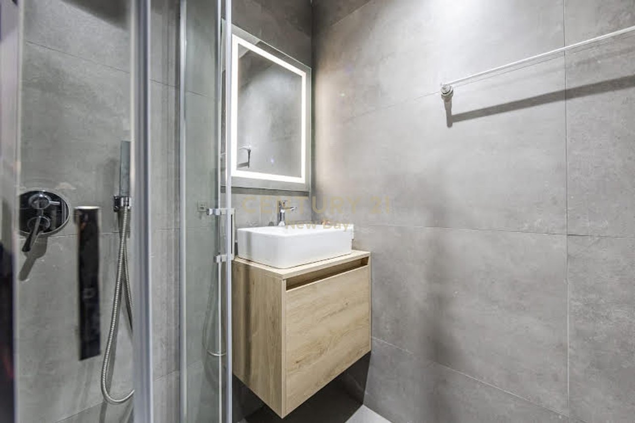 Duplex per shitje ne Shkembin e Kavajes me pamje deti