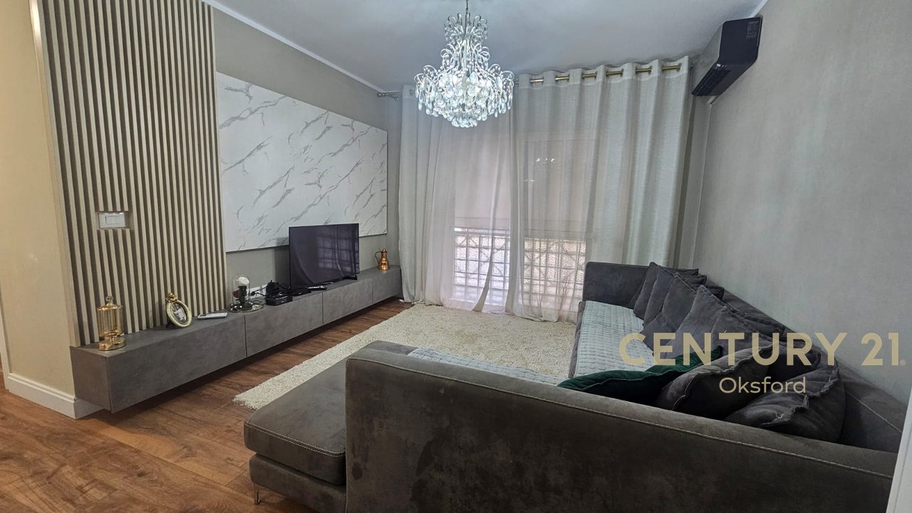 JEPET ME QIRA APARTAMENT 2+1 TEK RRUGA BARRIKADAVE !!