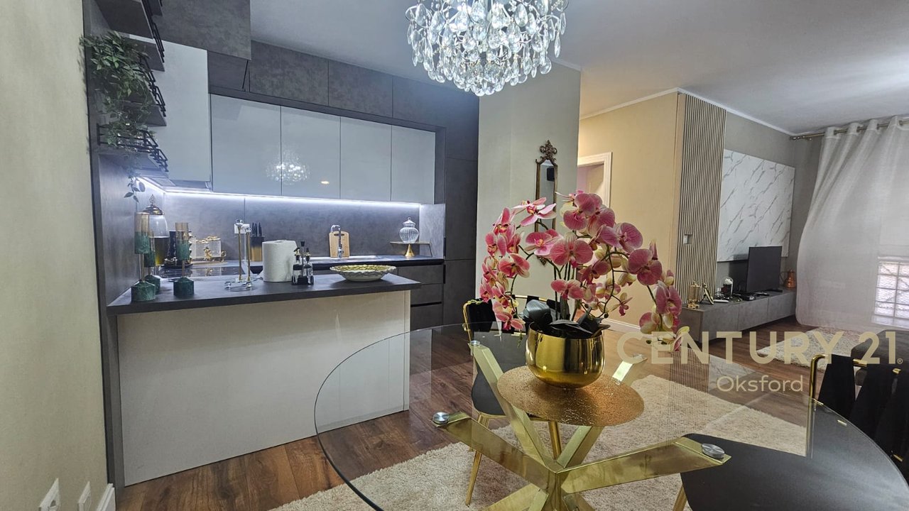 JEPET ME QIRA APARTAMENT 2+1 TEK RRUGA BARRIKADAVE !!