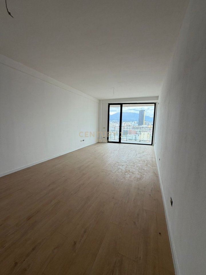 JAPIM APARTAMENT 3+1 ME POST PARKIMI ME QIRA TEK MINE PEZA!