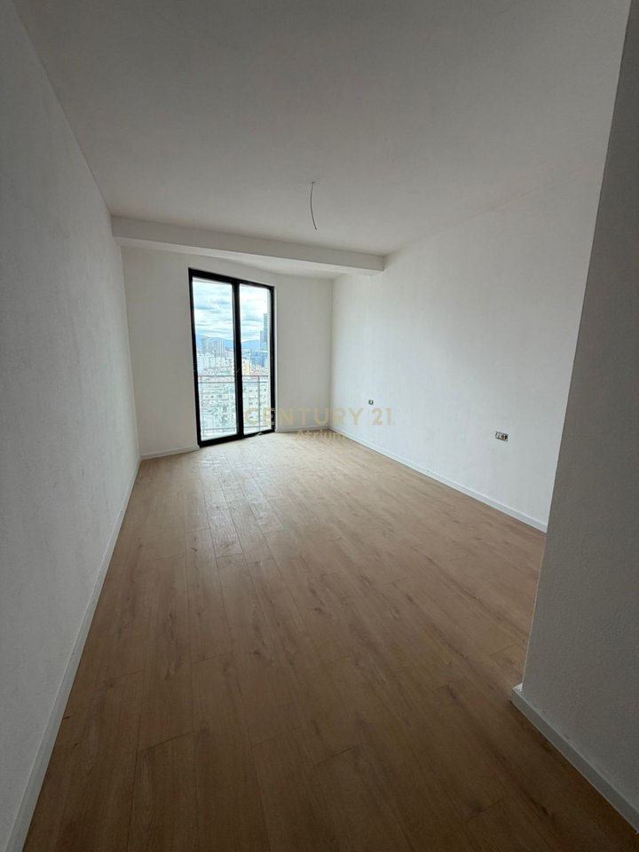 JAPIM APARTAMENT 3+1 ME POST PARKIMI ME QIRA TEK MINE PEZA!