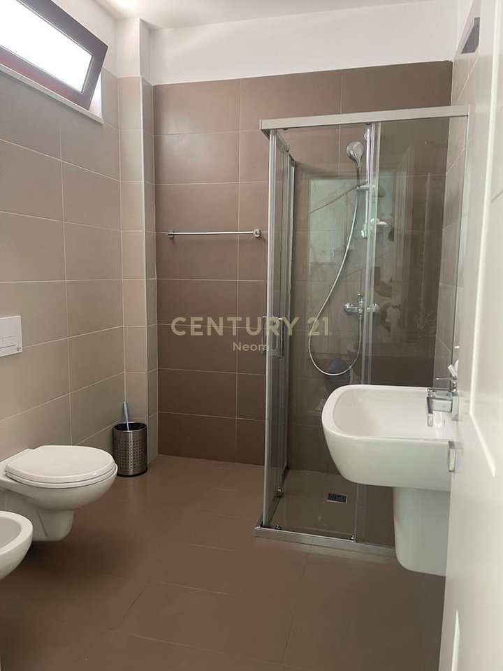 Shitet vile ne Gjirin e Lalezit