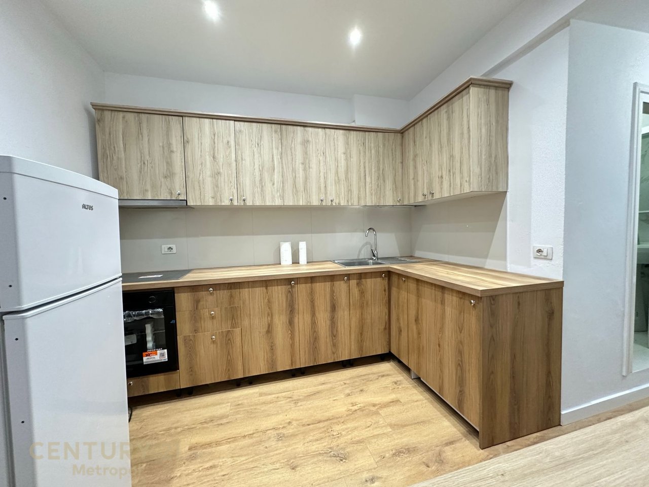 OFROJ PER QIRA APARTAMENT 1+1 NE RRUGEN MYSLYM SHYRI!