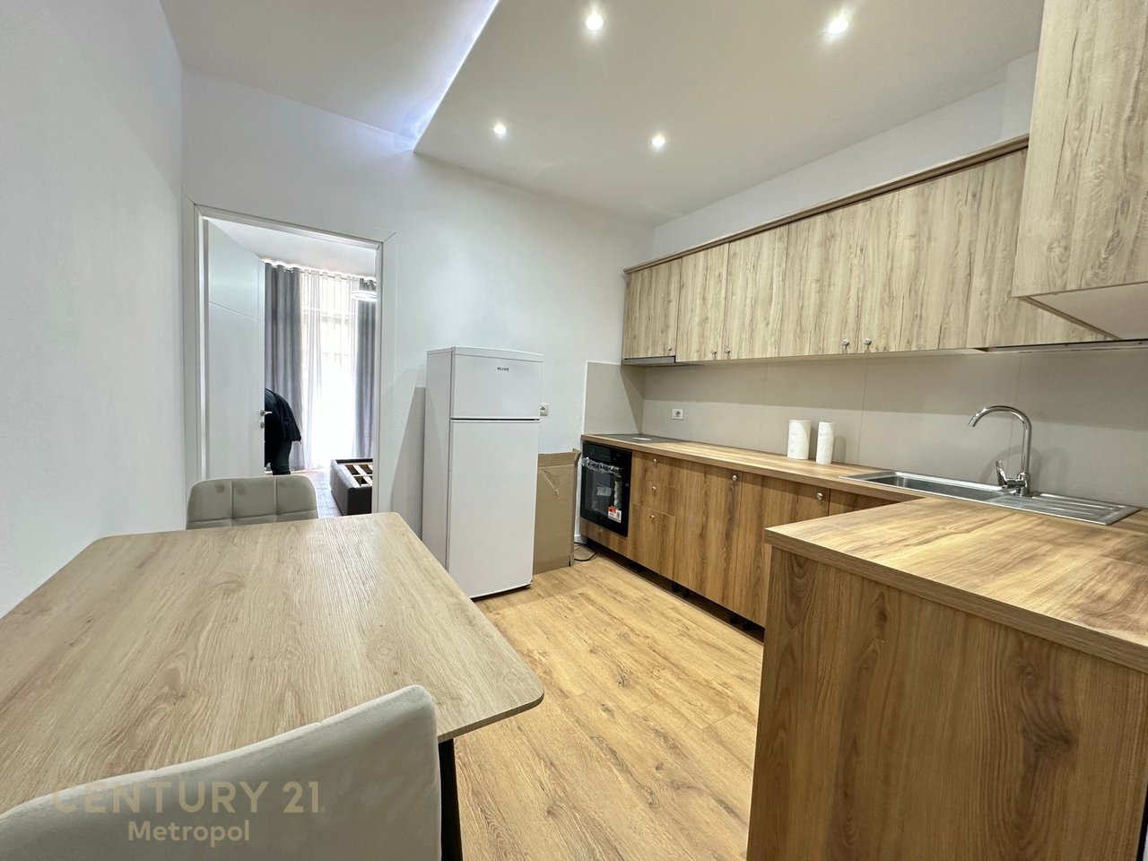 OFROJ PER QIRA APARTAMENT 1+1 NE RRUGEN MYSLYM SHYRI!