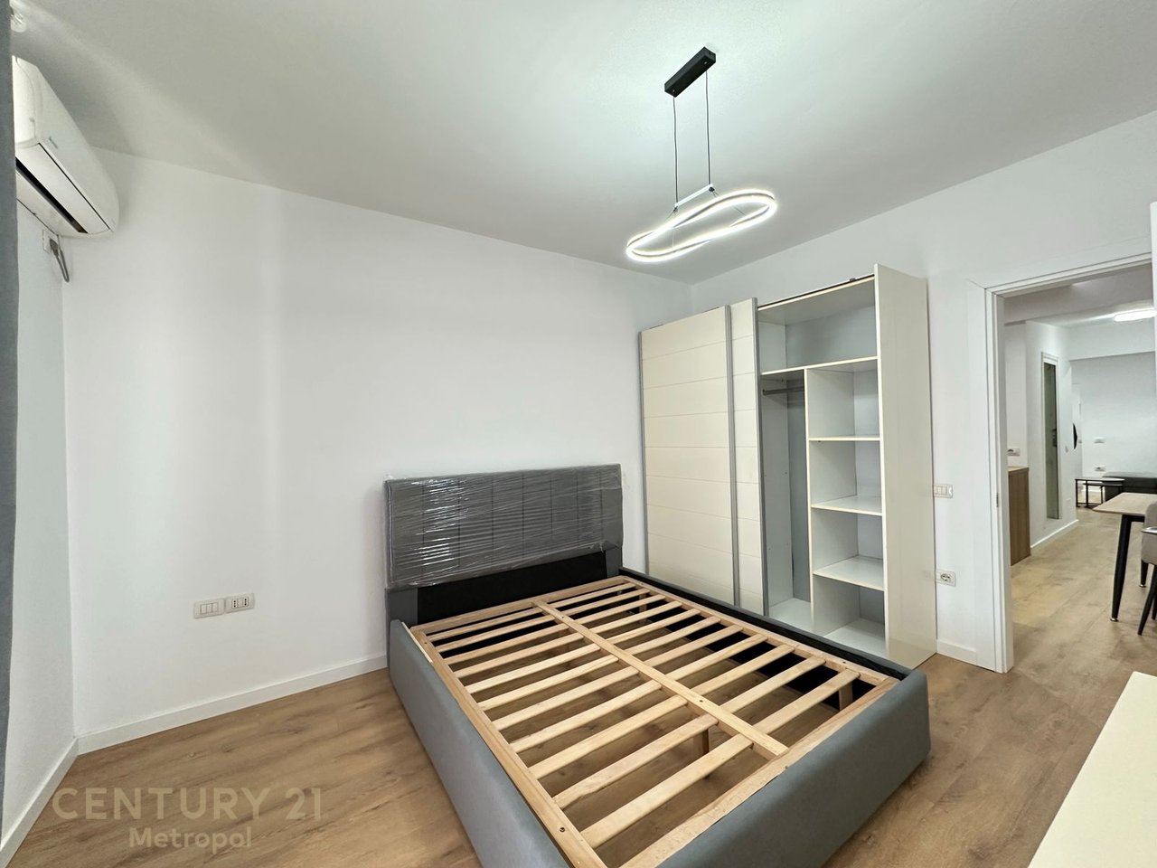 OFROJ PER QIRA APARTAMENT 1+1 NE RRUGEN MYSLYM SHYRI!