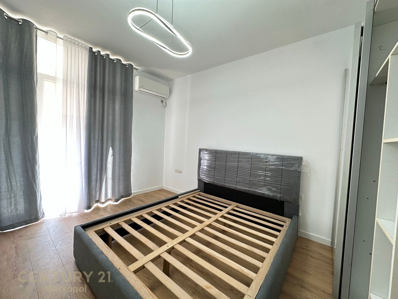 OFROJ PER QIRA APARTAMENT 1+1 NE RRUGEN MYSLYM SHYRI!