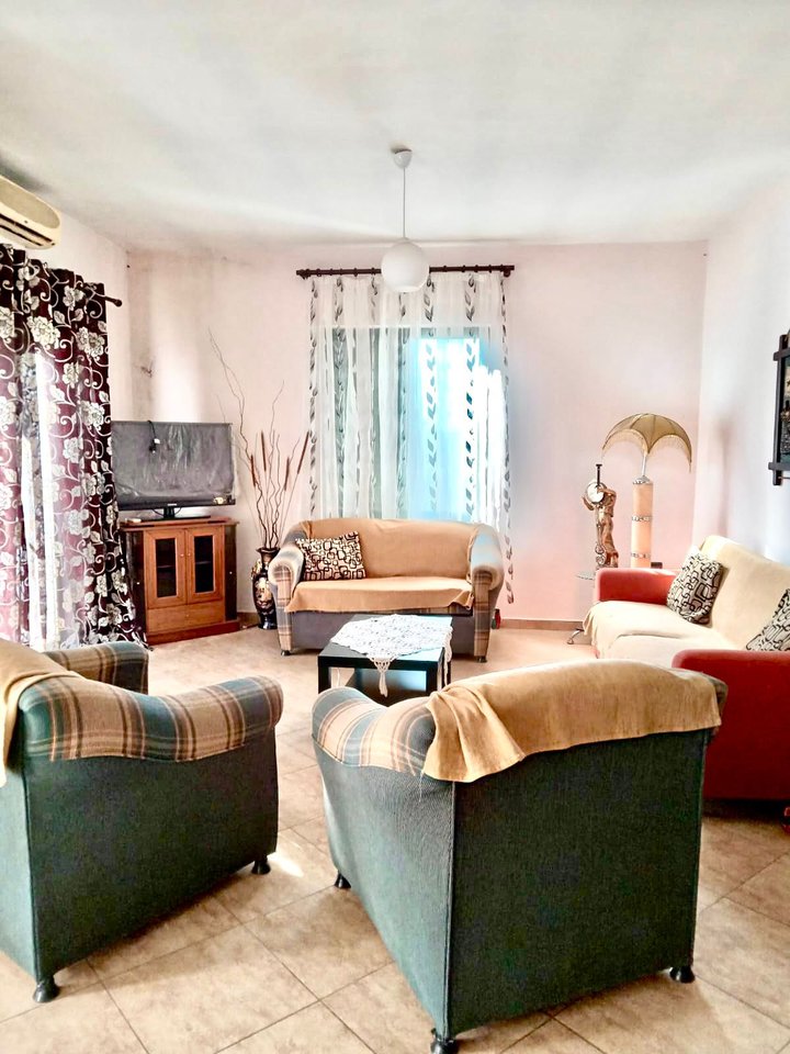 Casa 2+1 in affitto a Ali Demi, Tirana