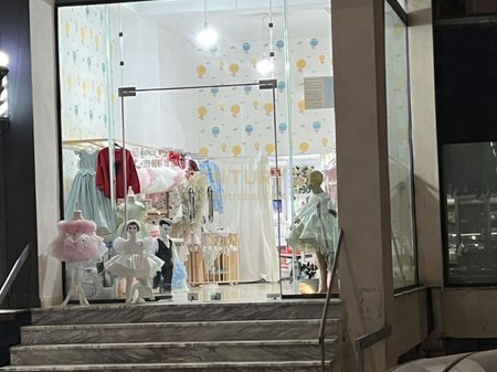 Shitet ambjent biznesi në Yzberisht, pranë Fitness Unik