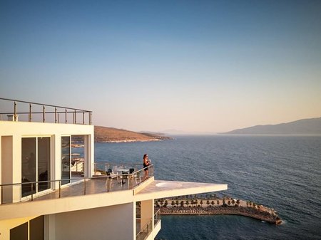 SARANDE, PENTHOUSE LUKSOZ ME PAMJE PANORAMIKE TE HAPUR NDAJ DETIT