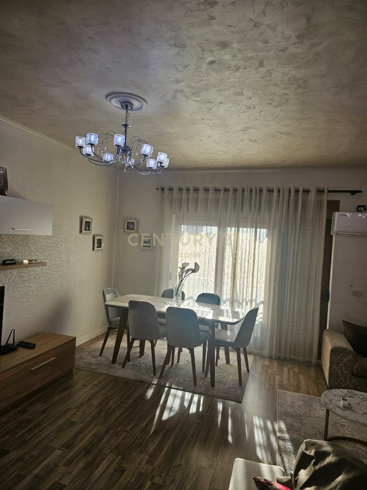 Jepet me qira  apartament 3+1+2 ne Qender te Tiranes!