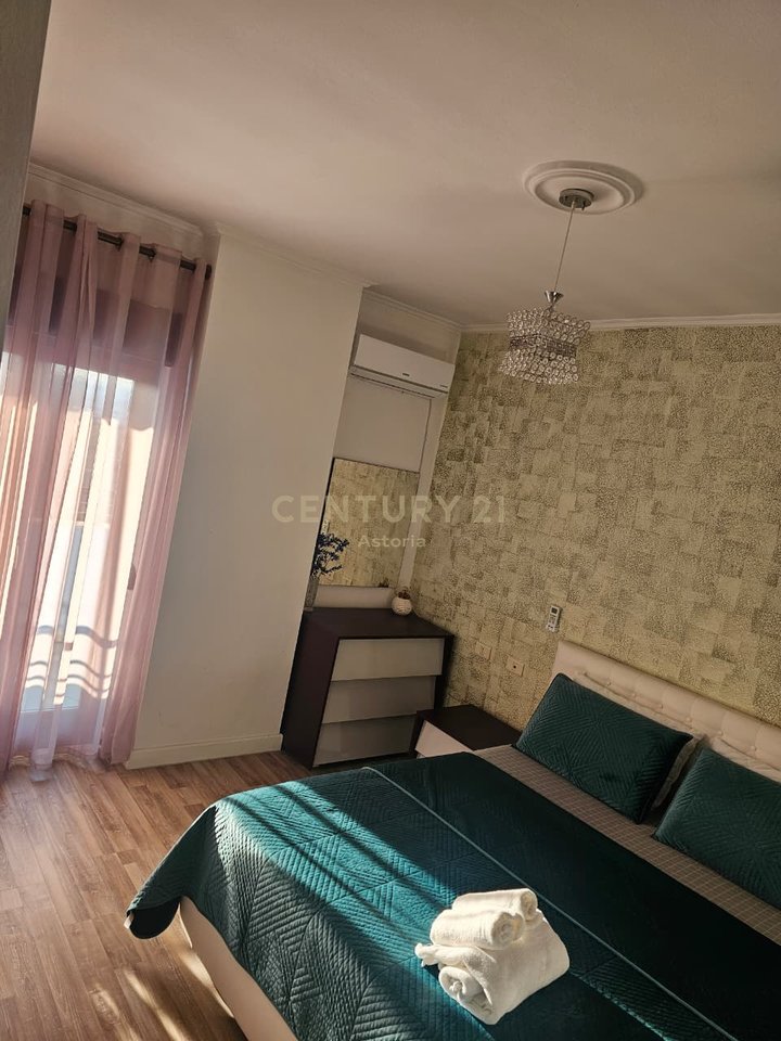 Jepet me qira  apartament 3+1+2 ne Qender te Tiranes!
