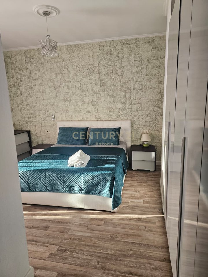 Jepet me qira  apartament 3+1+2 ne Qender te Tiranes!