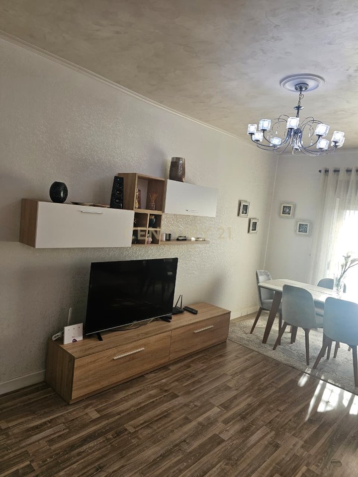 Jepet me qira  apartament 3+1+2 ne Qender te Tiranes!