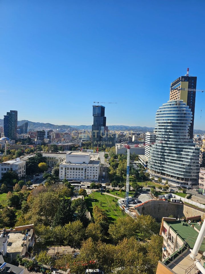 Jepet me qira  apartament 3+1+2 ne Qender te Tiranes!