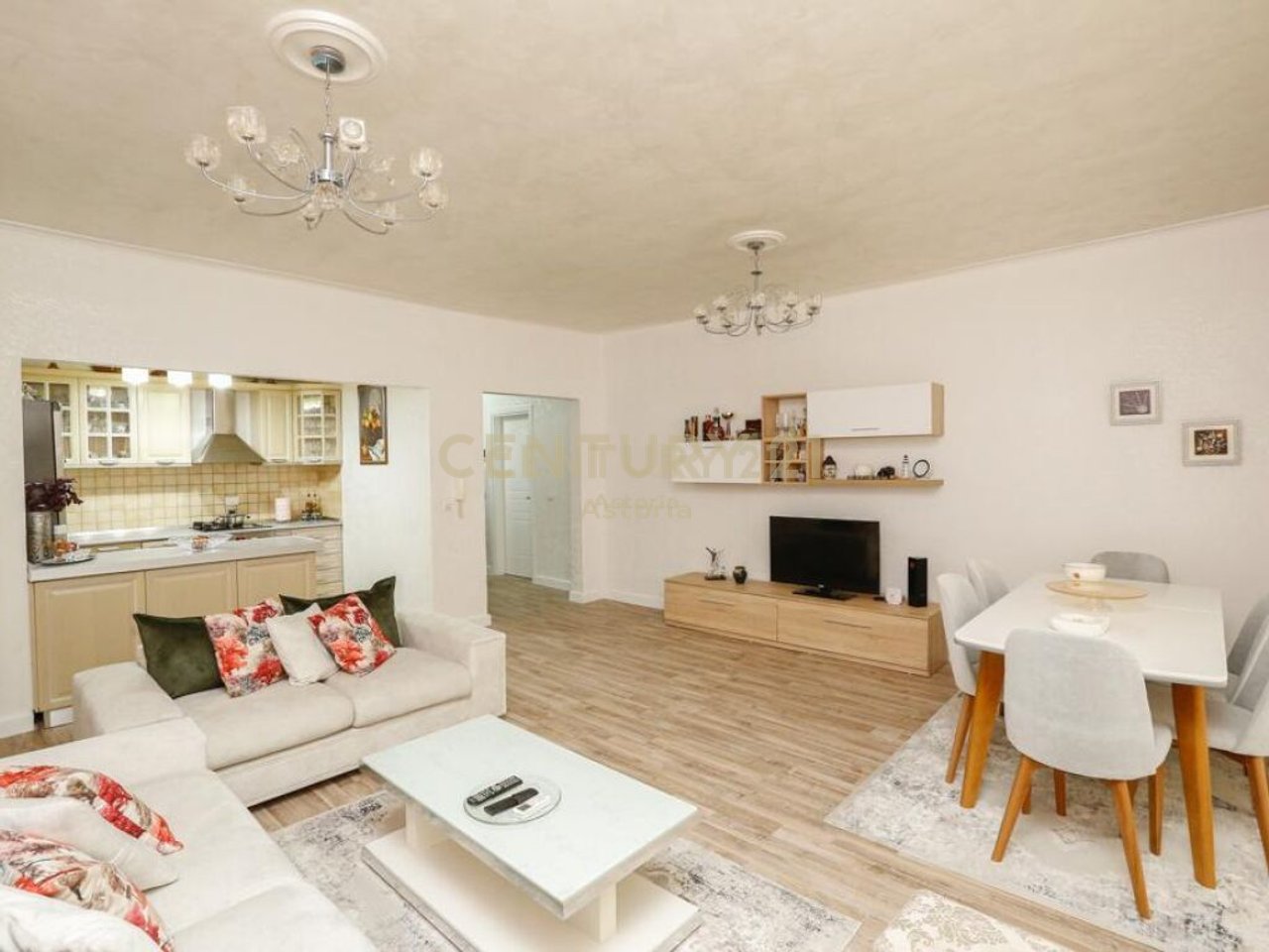 Jepet me qira  apartament 3+1+2 ne Qender te Tiranes!