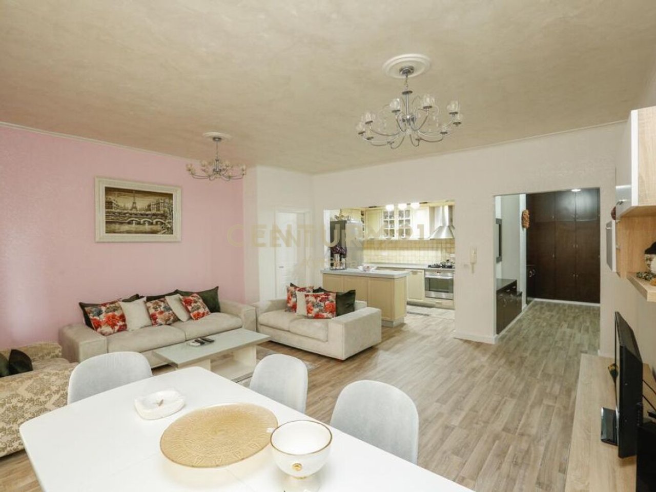 Jepet me qira  apartament 3+1+2 ne Qender te Tiranes!