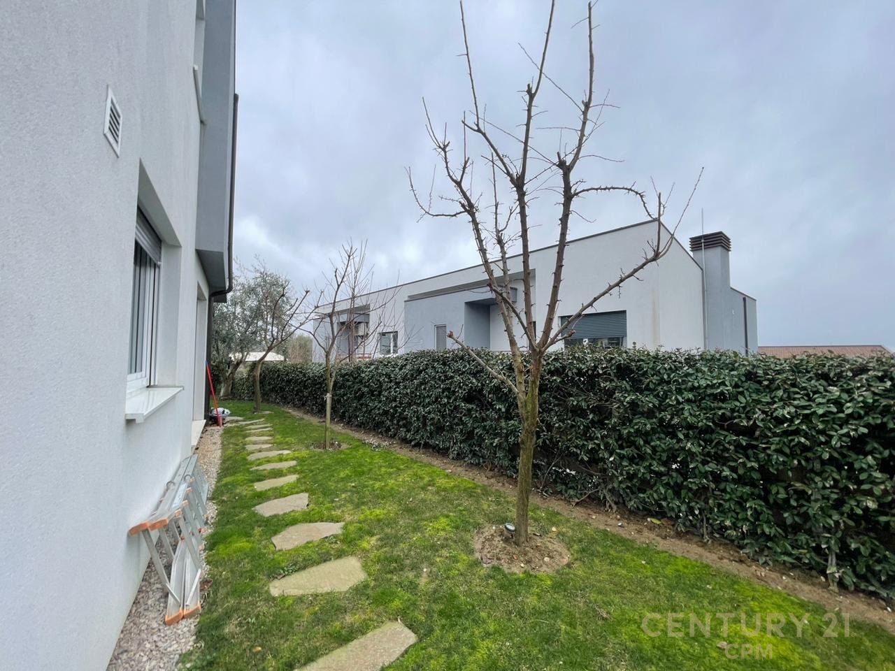 Vile moderne per Qira te Long Hill