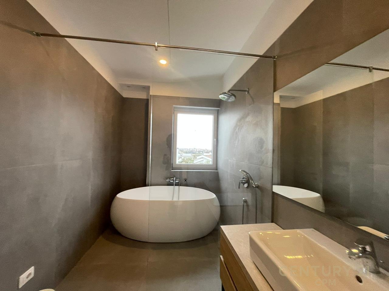 Vile moderne per Qira te Long Hill