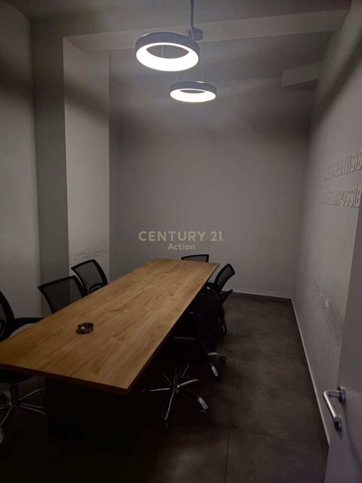 Zyrë për qira në Astir 750 m²!