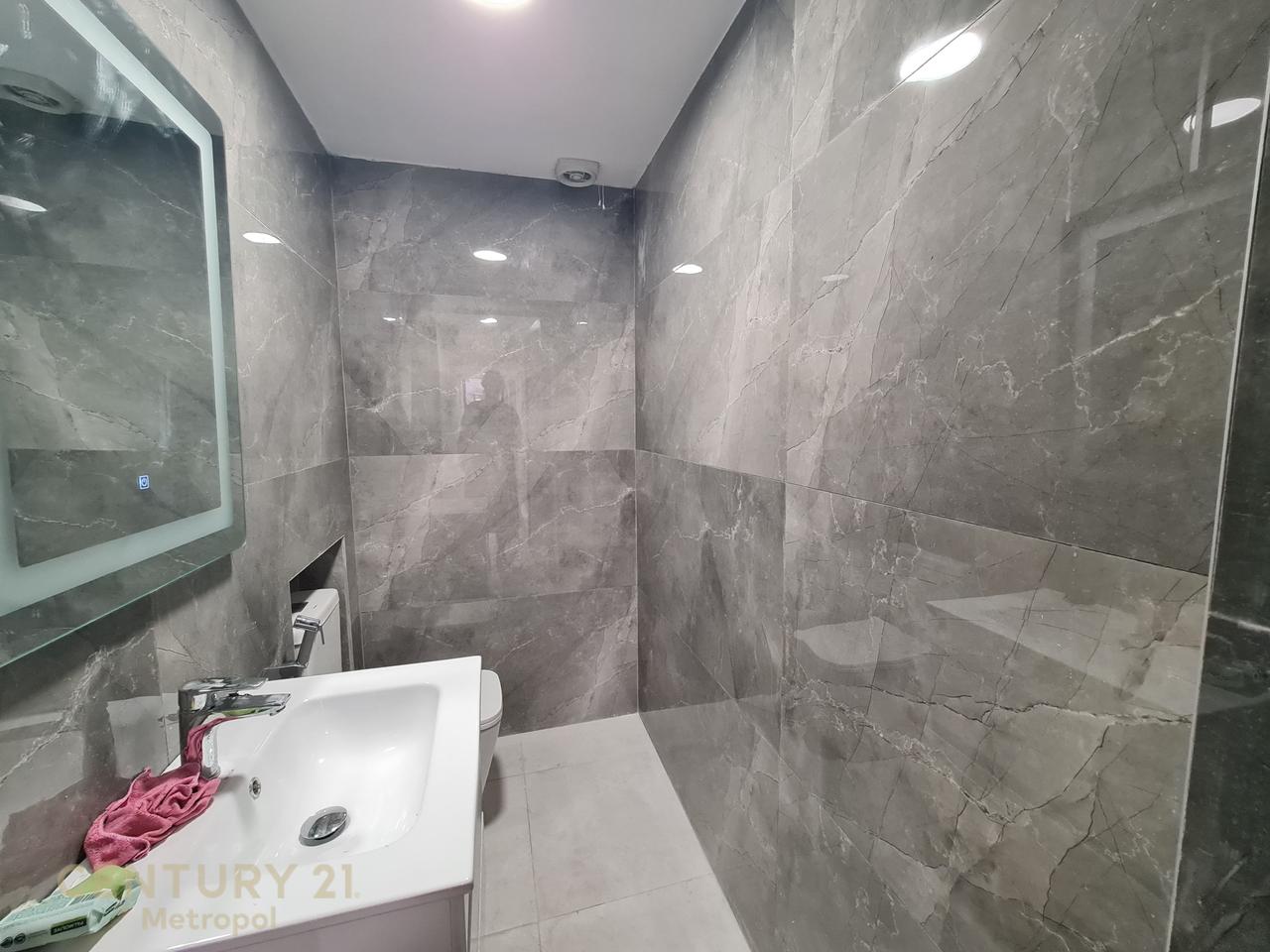 AMBIENT KOMERCIAL PER QIRA 240m, 21 DHJETORI!