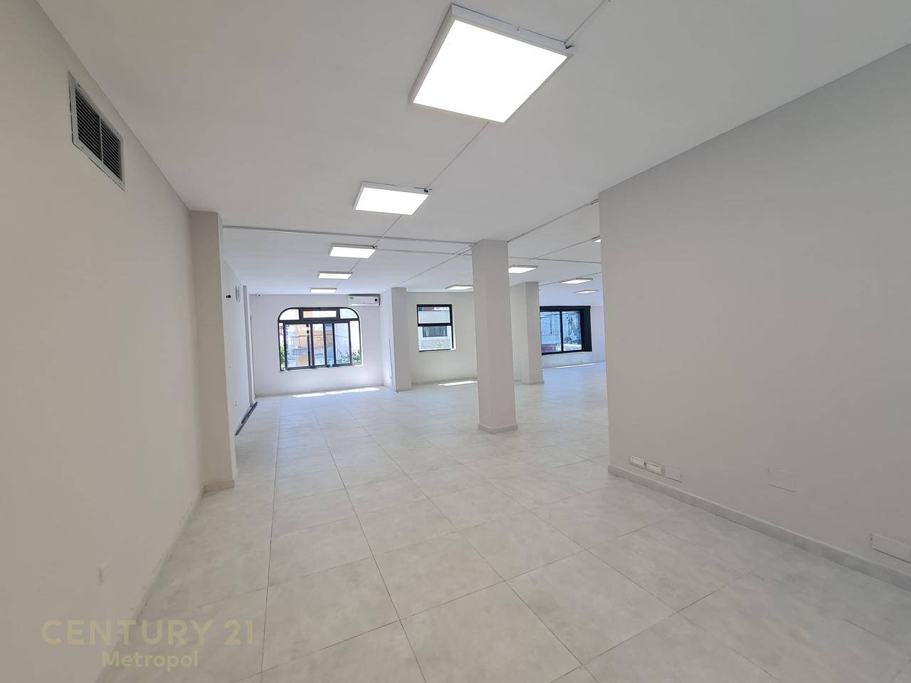 AMBIENT KOMERCIAL PER QIRA 240m, 21 DHJETORI!