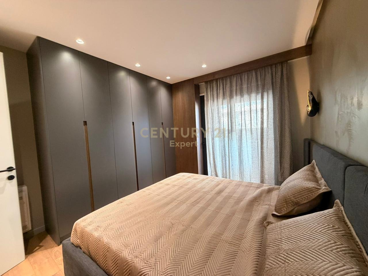 Apartament modern 2+1Post parkimi per qira ne Rrugen e Durresit !