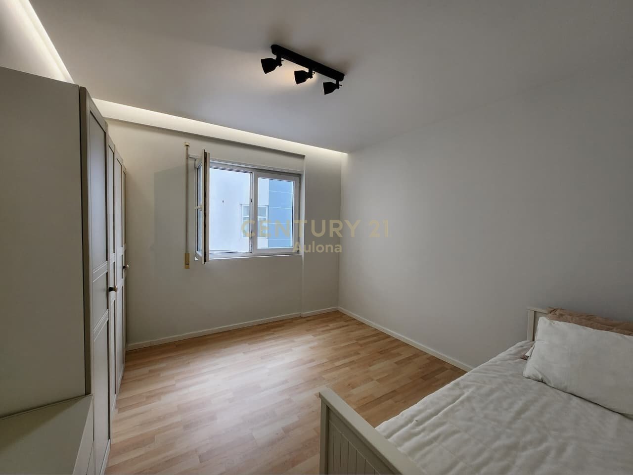 APARTMENT 2+1 FOR SALE IN LUNGOMARE 1 WITH SEA VIEW