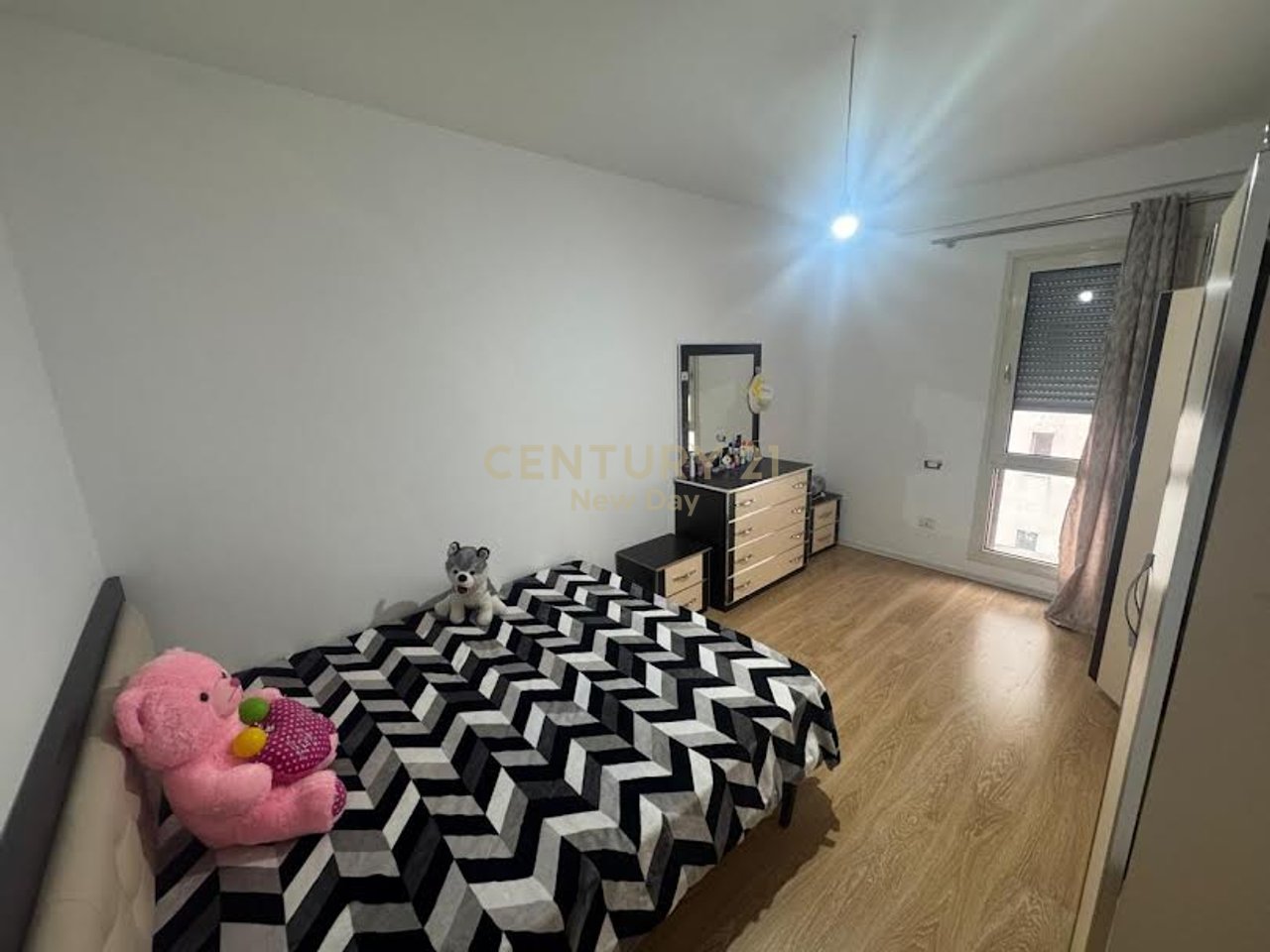 3+1+2 per shitje tek Port View