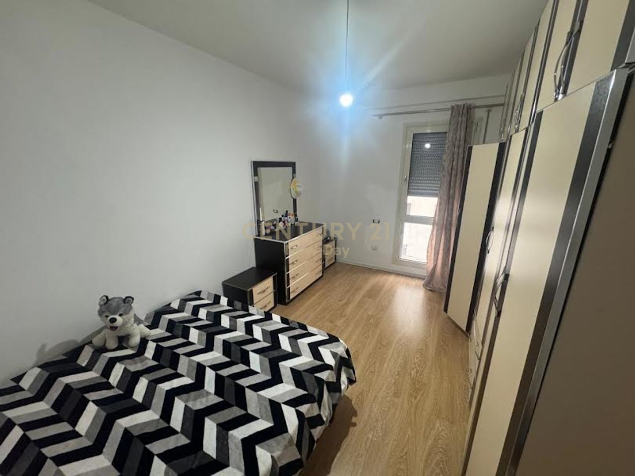 3+1+2 per shitje tek Port View