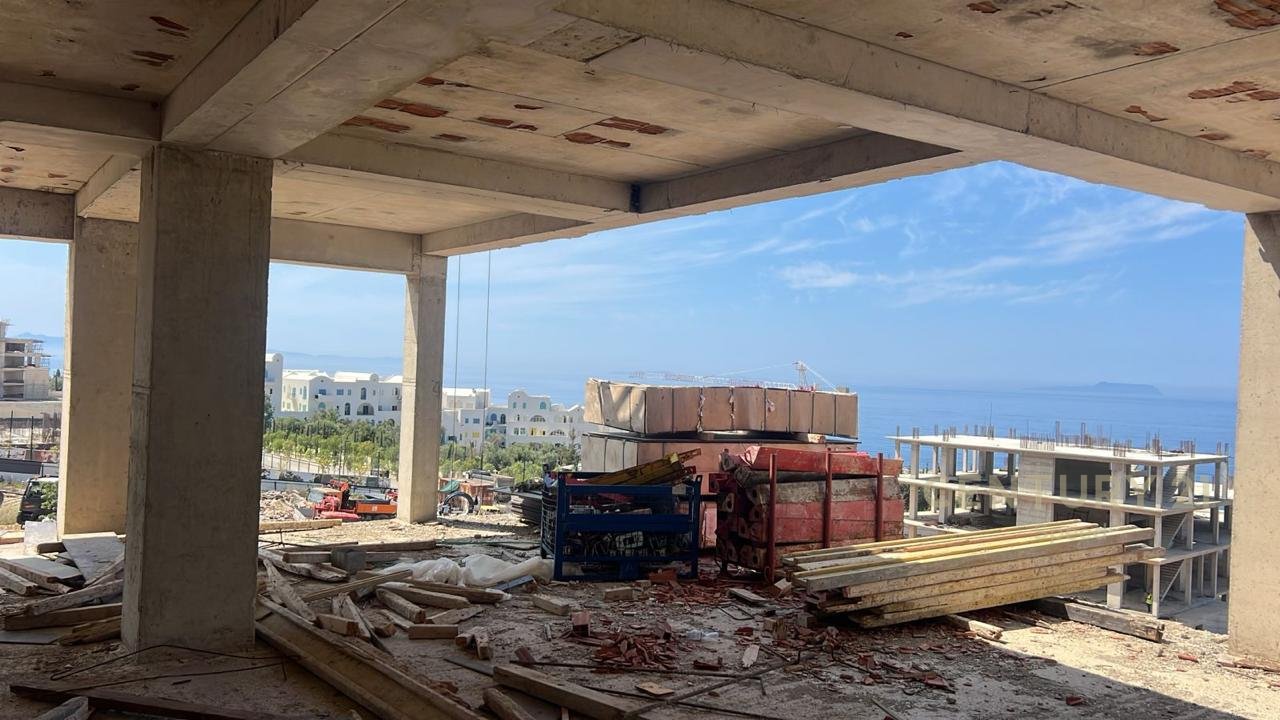 2+1 apartment and parking space for sale in Dhërmi, Vlora in the Square Village complex!!