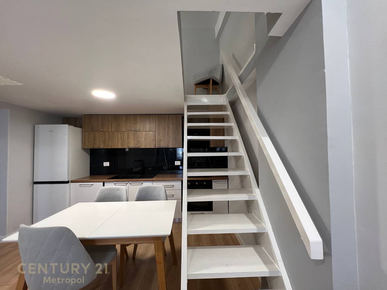 JAP PER QIRA  APARTAMENT DUBLEKS  1+1, ME VERAND  RRUGA  BILL KLINTON!