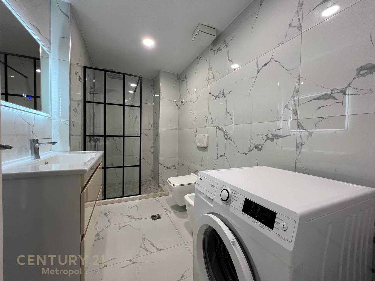 JAP PER QIRA  APARTAMENT DUBLEKS  1+1, ME VERAND  RRUGA  BILL KLINTON!