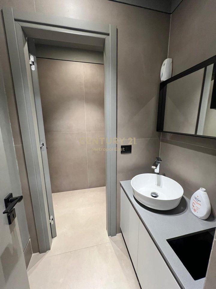 Shitet Ambient Komercial/Restorant tek Kodra e Diellit