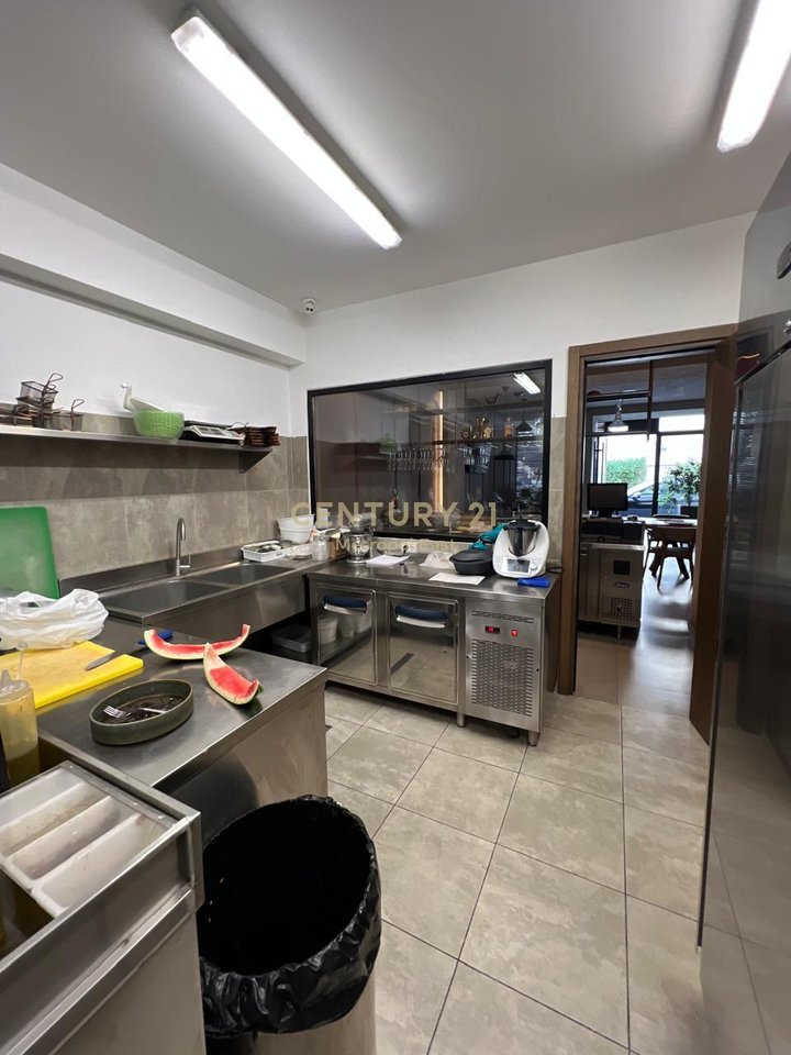 Shitet Ambient Komercial/Restorant tek Kodra e Diellit