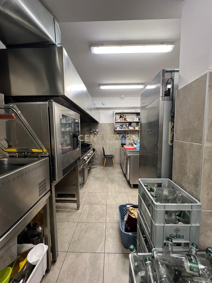 Shitet Ambient Komercial/Restorant tek Kodra e Diellit