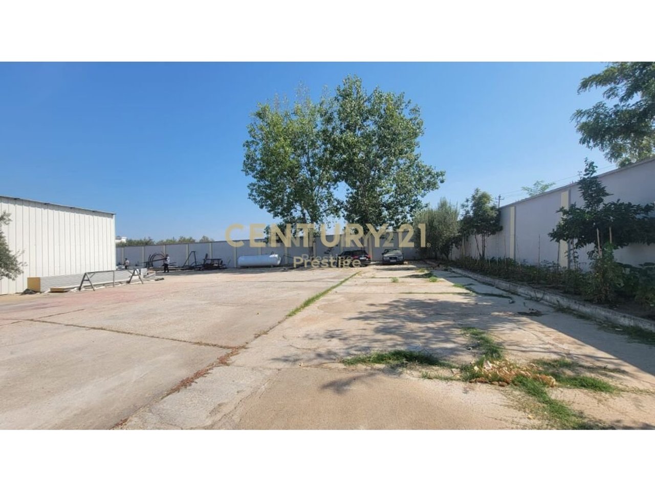 OPPORTUNITÀ!!!! EDIFICI COMMERCIALI E TERRENI IN VENDITA, SITUATI A VLORA!