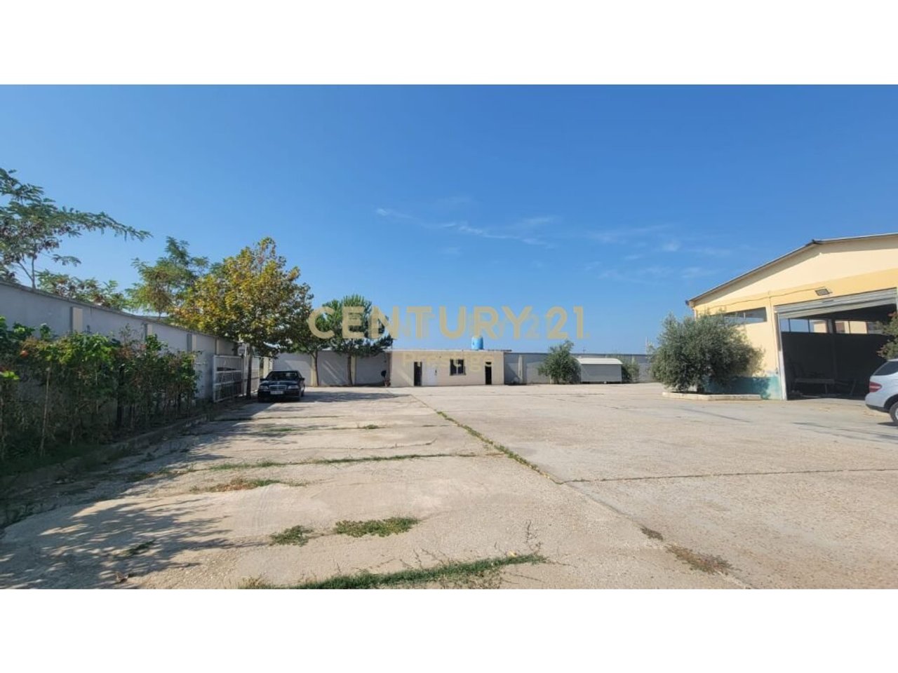 OPPORTUNITÀ!!!! EDIFICI COMMERCIALI E TERRENI IN VENDITA, SITUATI A VLORA!