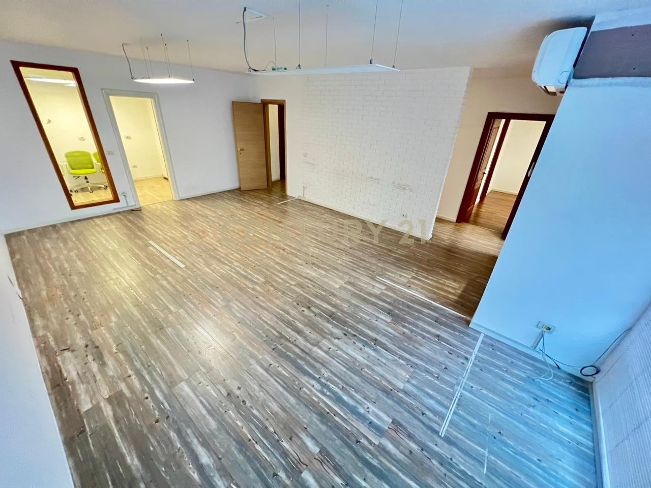 QIRA, ZYRË - 125 m2 me POST PARKIMI, RTSH‼️