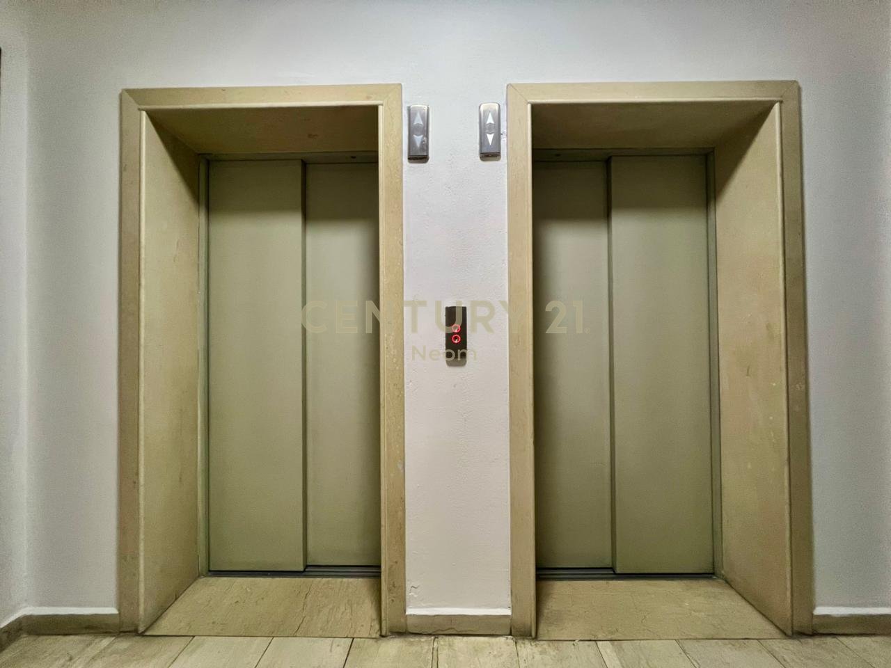 QIRA, ZYRË - 125 m2 me POST PARKIMI, RTSH‼️