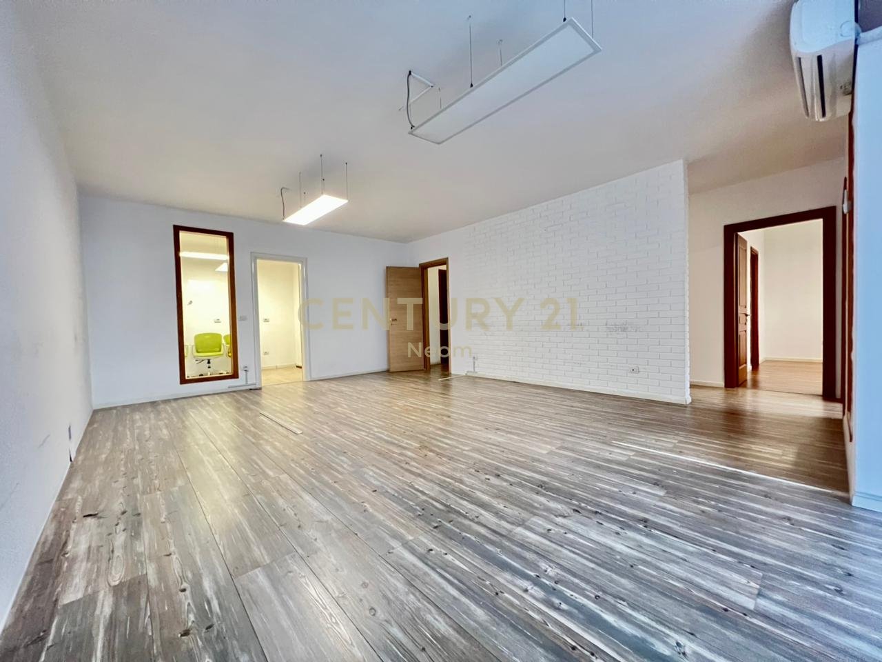 QIRA, ZYRË - 125 m2 me POST PARKIMI, RTSH‼️