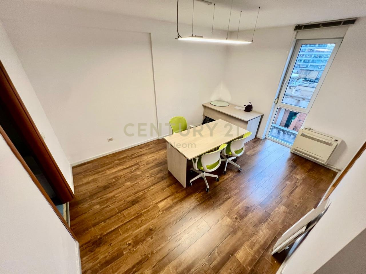 QIRA, ZYRË - 125 m2 me POST PARKIMI, RTSH‼️