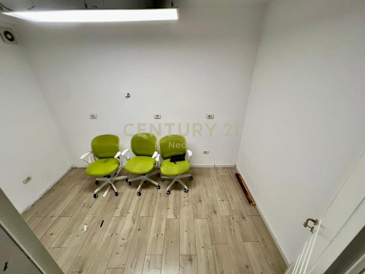 QIRA, ZYRË - 125 m2 me POST PARKIMI, RTSH‼️