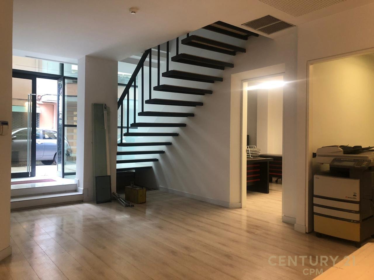 JEPET ME QIRA AMBIENT PER ZYRA !